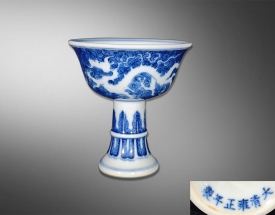 青花留白龙纹高足杯