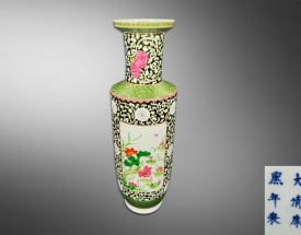 粉彩开光花鸟棒槌瓶