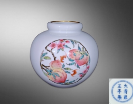 粉彩团寿纹石榴尊