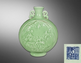 梅子青雕胎抱月瓶