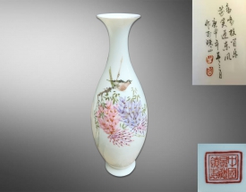 粉彩花鸟橄榄瓶
