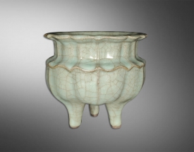 官窑仰莲三足香炉