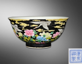 珐琅彩黑地牡丹仙鹤纹