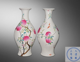 粉彩八桃橄榄瓶一对