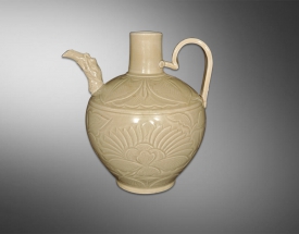 白釉刻花执壶