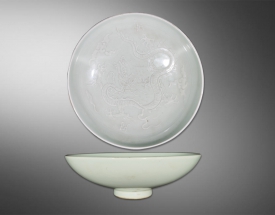 月白釉枢府龙纹盘