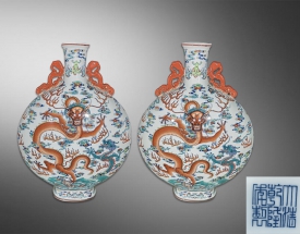 粉彩苍龙教子抱月瓶一